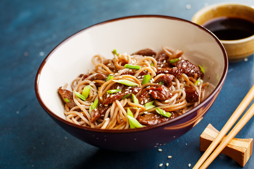 Dès 15/18 mois : Déjeuner - Epinards au gingembre, nouilles chinoises de riz et Bœuf aux oignons Texture "Morceaux" DLC 27/04/2025